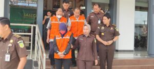 KETIGA tersangka menggunakan rompi oren digiring menuju mobil tahanan. (ISTIMEWA)