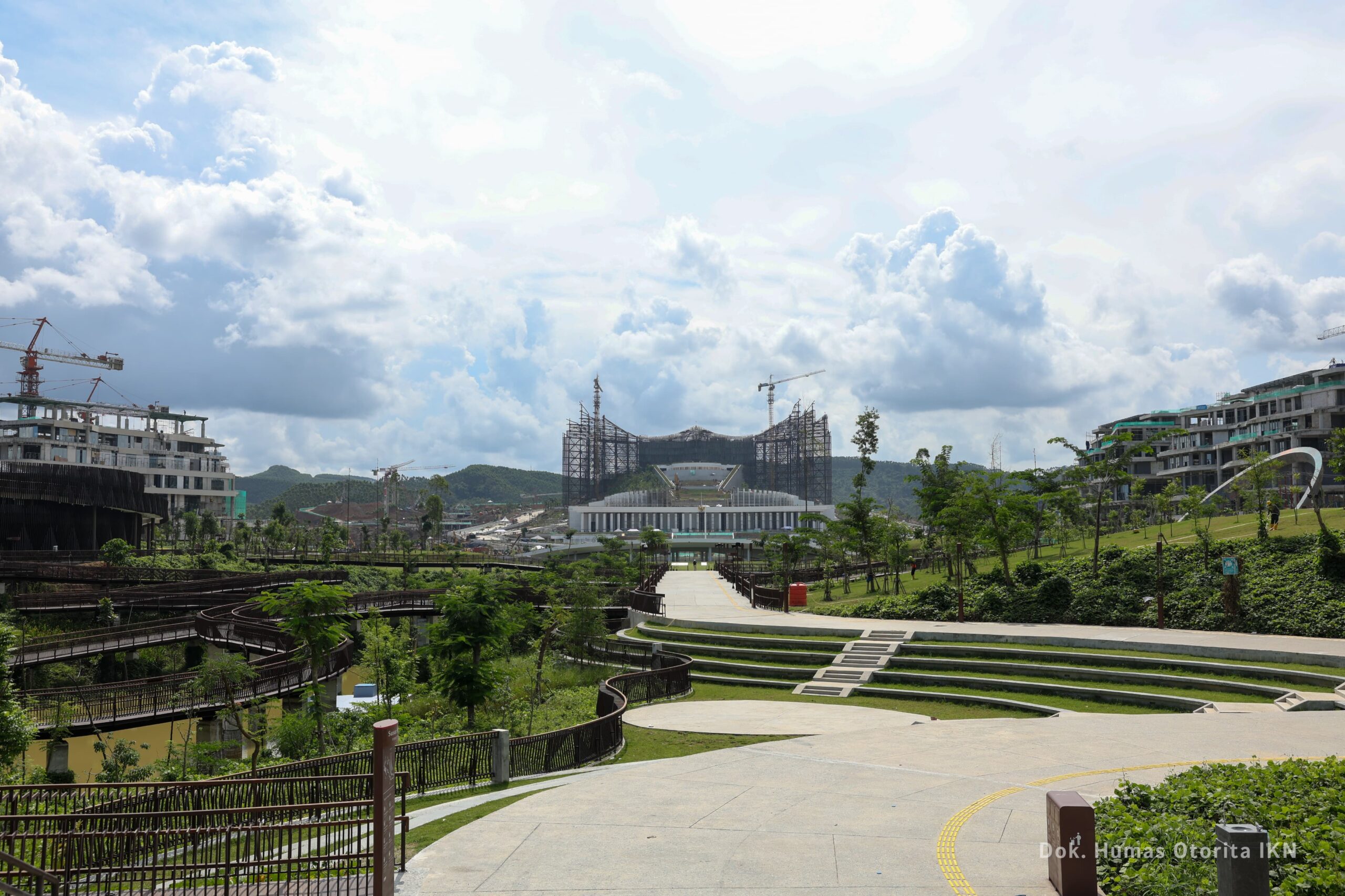 KAWASAN Plaza Seremoni berada di depan Istana Presiden mampu menampung hingga 8.000 orang. (HUMAS OIKN)