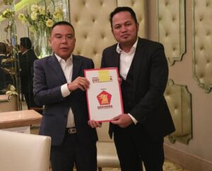 RUDI Mas’ud menerima rekomendasi dari Ketua Harian DPP Gerindra Sufmi Dasco untuk maju dalam Pilgub Kaltim 2024, pada Kamis, 11 Juli 2024, di Jakarta. (ISTIMEWA)