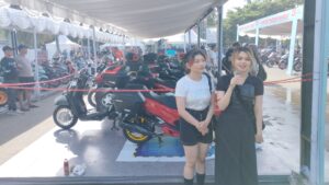 PENGUNJUNG disuguhkan berbagai motor modifikasi dan aneka hibur dalam perhelatan HMC 2024 di lapangan Parkir GOR Segiri Samarinda, Minggu 25 Agustus 2024. (ISTIMEWA)