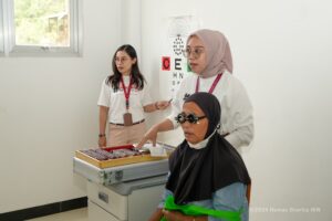 TIM Kesehatan dari FKUI berkolaborasi bersam OIKN memeriksa kesehatan salah satu warga Nusantara dalam aksi bakti sosial, beberapa waktu lalu. (Istimewa)