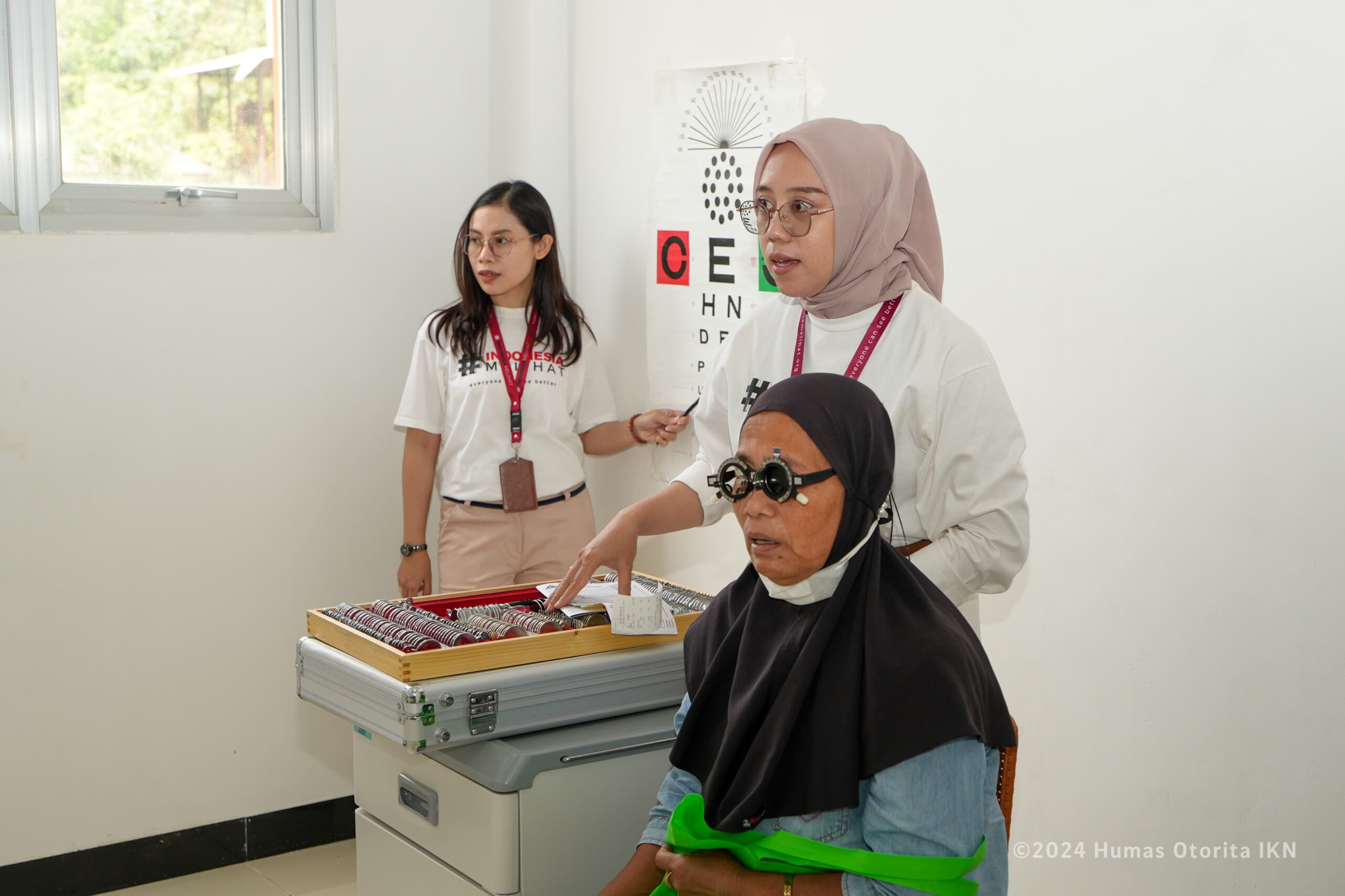 TIM Kesehatan dari FKUI berkolaborasi bersam OIKN memeriksa kesehatan salah satu warga Nusantara dalam aksi bakti sosial, beberapa waktu lalu. (Istimewa)