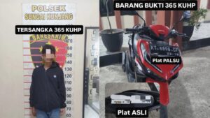 PELAKU dan barang bukti motor curian yang berhasil diamankan Polsek Sungai Kunjang Selasa (15/10/2024). (ISTIMEWA)