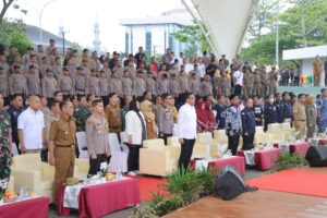 KAPOLRESTA Samarinda Kombes Pol Ary Fadly (kedua dari kiri) menghadiri deklarasi Pilkada Damai di Teras Samarinda, Senin 30 September 2024. (ISTIMEWA)