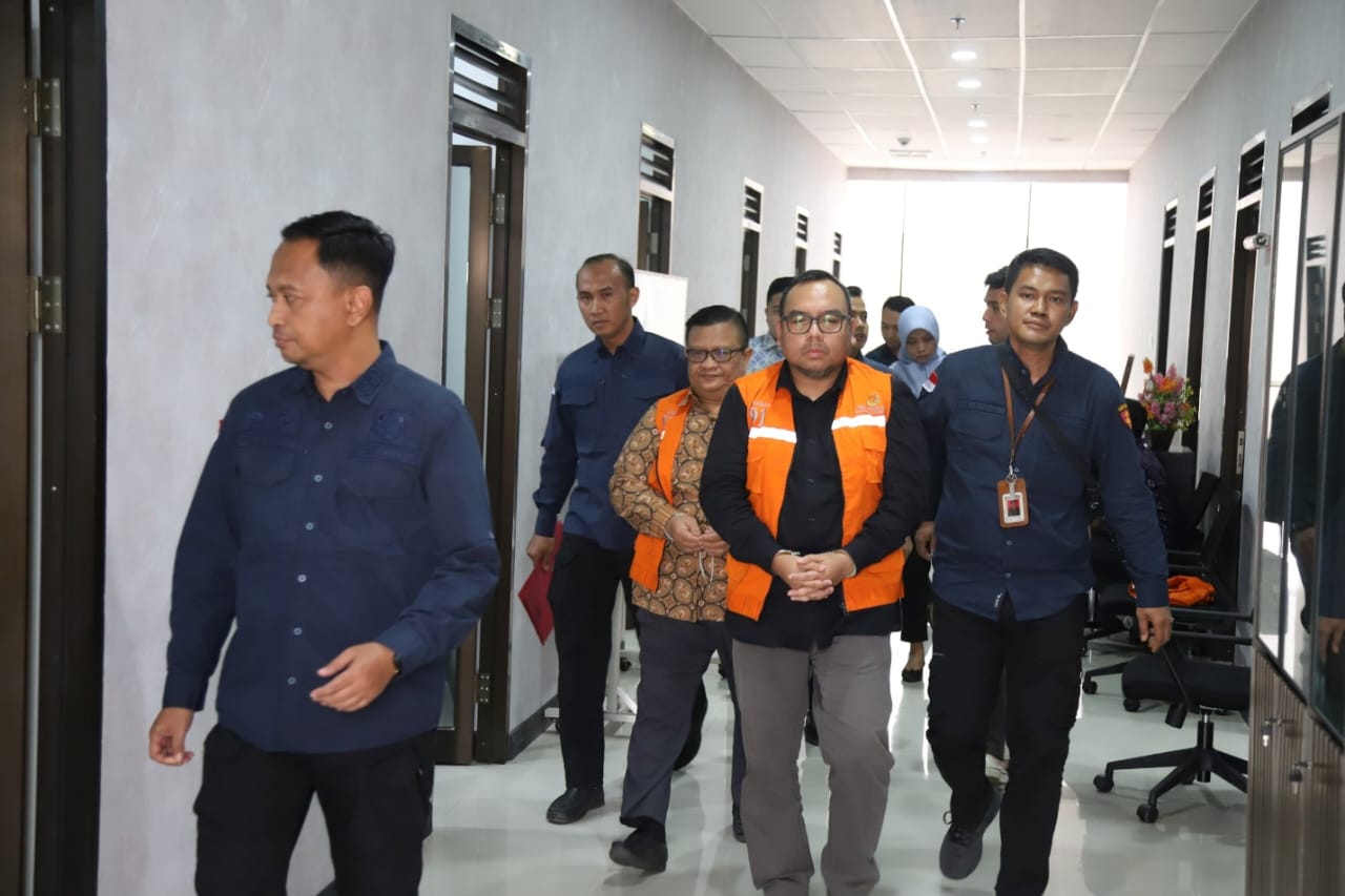 TIM Kejati Kaltim mengamankan beberapa tersangka kasus korupsi kredit Bankaltimtara, beberapa waktu lalu. (ISTIMEWA)