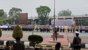 PERSONEL Polresta Samarinda disiagakan menghadapi Operasi Zebra Mahakam yang berlangsung dua pekan. Pasukan memulai apel di halaman Mapolresta Samarinda Senin (14/10/2024). (ISTIMEWA)