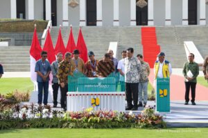 PRESIDEN RI Joko Widodo menandatangani prasasti peresmian Istana Negara, Jumat (11/10/2024). (ISTIMEWA)