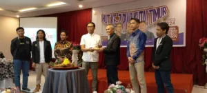 AGUS Hari Kusuma (baju putih) menerima potongan tumpeng dari Wardi, dalam syukuran perayaan HUT PWI Kutim, Kamis (24/10/2024). (ISTIMEWA)
