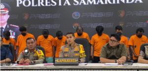 KAPOLRESTA Samarinda Kombes Pol Ary Fadli (tengah) menyampaikan penangkapan delapan orang terkait kasus pengeroyokan berujung maut, di Mapolresta Samarinda, Jumat (25/5). (ISTIMEWA)