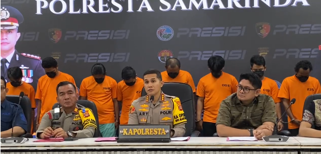 KAPOLRESTA Samarinda Kombes Pol Ary Fadli (tengah) menyampaikan penangkapan delapan orang terkait kasus pengeroyokan berujung maut, di Mapolresta Samarinda, Jumat (25/5). (ISTIMEWA)