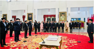 SEJUMLAH Menko memberi hormat kepada Presiden RI Prabowo Subianto (kanan) dalam agenda pelantikan di Istana Negera, Jakarta pada Senin 21 Oktober 2024. (BPMI Satpres/ISTIMEWA)