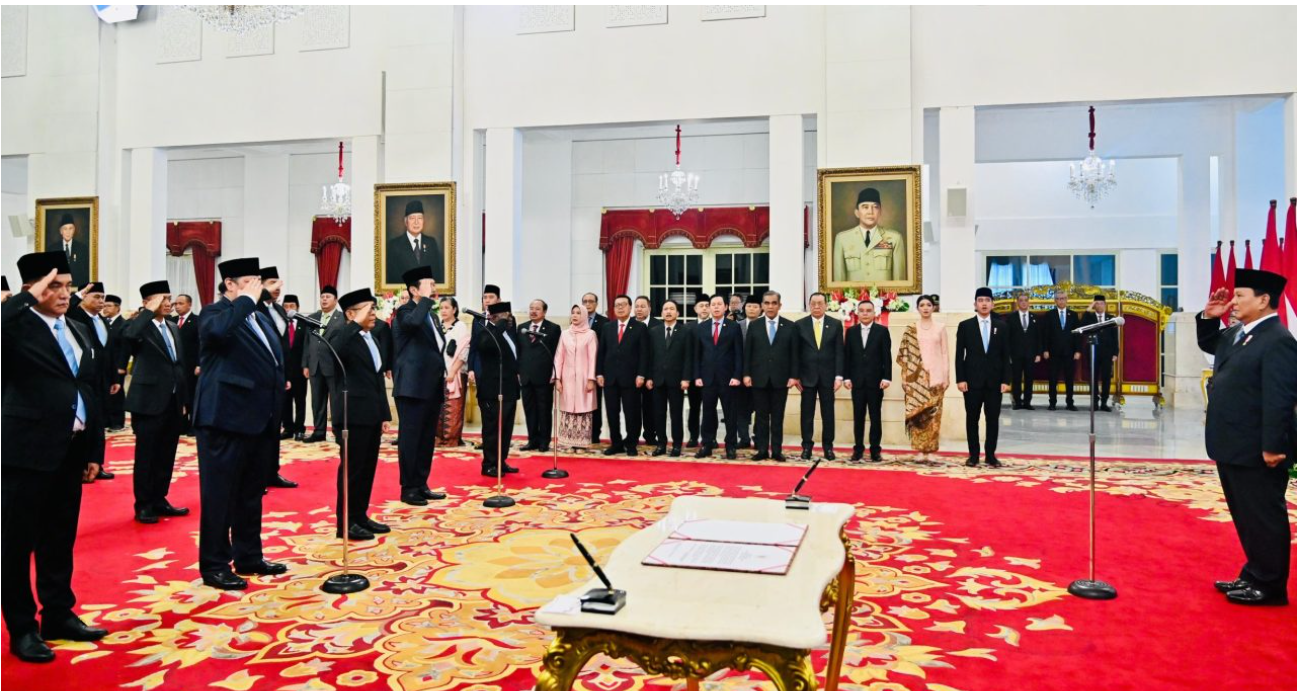 SEJUMLAH Menko memberi hormat kepada Presiden RI Prabowo Subianto (kanan) dalam agenda pelantikan di Istana Negera, Jakarta pada Senin 21 Oktober 2024. (BPMI Satpres/ISTIMEWA)