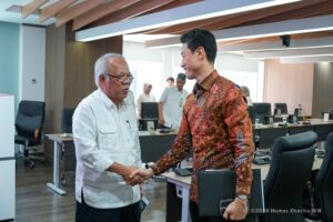 KEPALA Otorita IKN, Basuki Hadimuljono bersama Direktur ADB untuk Indonesia Jiro Tominaga di sela pertemuan di kantor Otorita IKN di Jakarta Senin, 25 November 2024. (HUMAS Otoritas IKN)