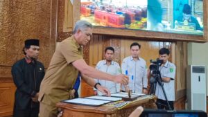 SEKDA Kutim Rizali Hadi menandatangi Raperda tentang Pencegahan dan Penangguangan Bahaya Kebakaran dan Penyelamatan di gedung DPRD Kutim, Senin (11/11).