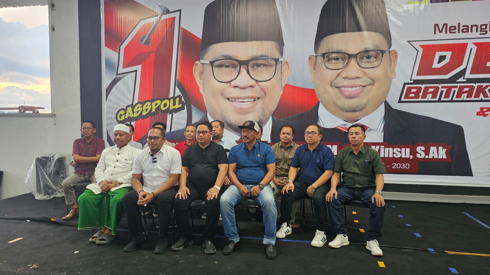 PASLON Nomor 1 Pilkada Kutim, H Kasmidi Bulang (kedua dari kiri) didampingi H Kinsu (ketiga dari kiri) bersama tokoh partai pendukung menggelar konferensi pers di rumah pribadinya Jalan Poros Sangatta-Bontang, Km 2 Kecamatan Sangatta Selatan, Kamis (28/22/2024).