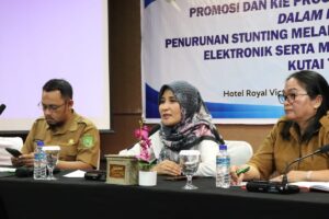 PERWAKILAN BKKBN Kaltim Lilik Nurkholidah (berbaju putih) selaku pembicara dalam pelatihan promosi dan KIE untuk Penurunan Stunting garapan DPPKB Kutim, Senin (18/11/2024).