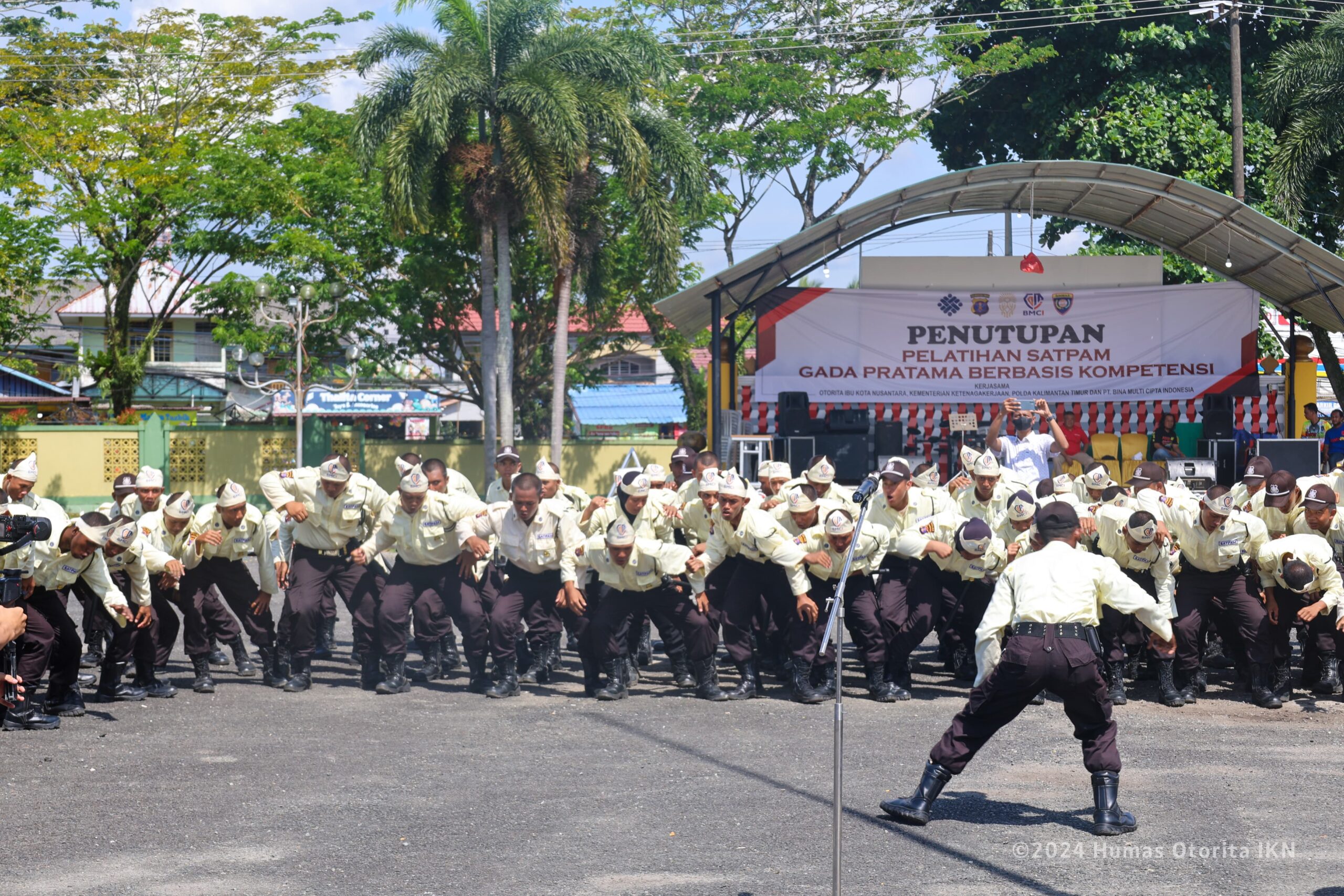 PARA Peserta pelatihan Satpam garapan OIKN, BPVP Kaltim dan Polda Kaltim terlihat bersemangat di akhir kegiatan, beberapa waktu lalu.