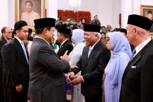 PRESIDEN RI Prabowo Subianto bersamalam dengan Kepala Otorita Ibu Kota Nusantara Basuki Hadimuljono, di sela pelantikan Selasa (5/11). (BPMI Setpres)