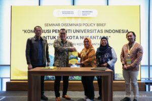 PERWAKILAN Otorita IKN, Prof Mohammed Ali Berawi (kedua dari kiri) menerima policy brief dari perwakilan Universitas Indonesia. (Humas Otorita Ibu Kota Nusantara)