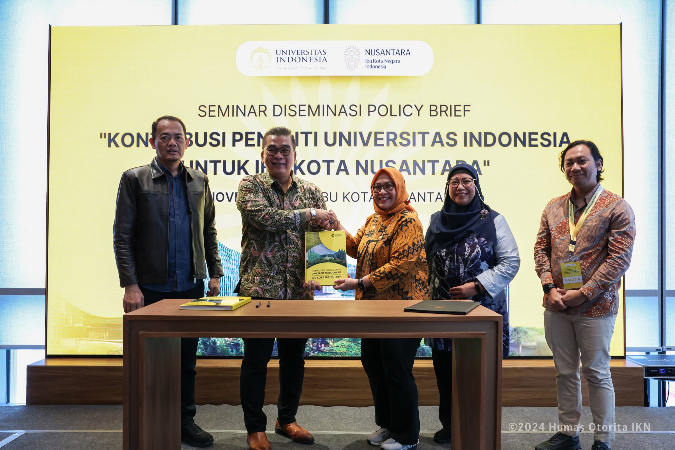 PERWAKILAN Otorita IKN, Prof Mohammed Ali Berawi (kedua dari kiri) menerima policy brief dari perwakilan Universitas Indonesia. (Humas Otorita Ibu Kota Nusantara)