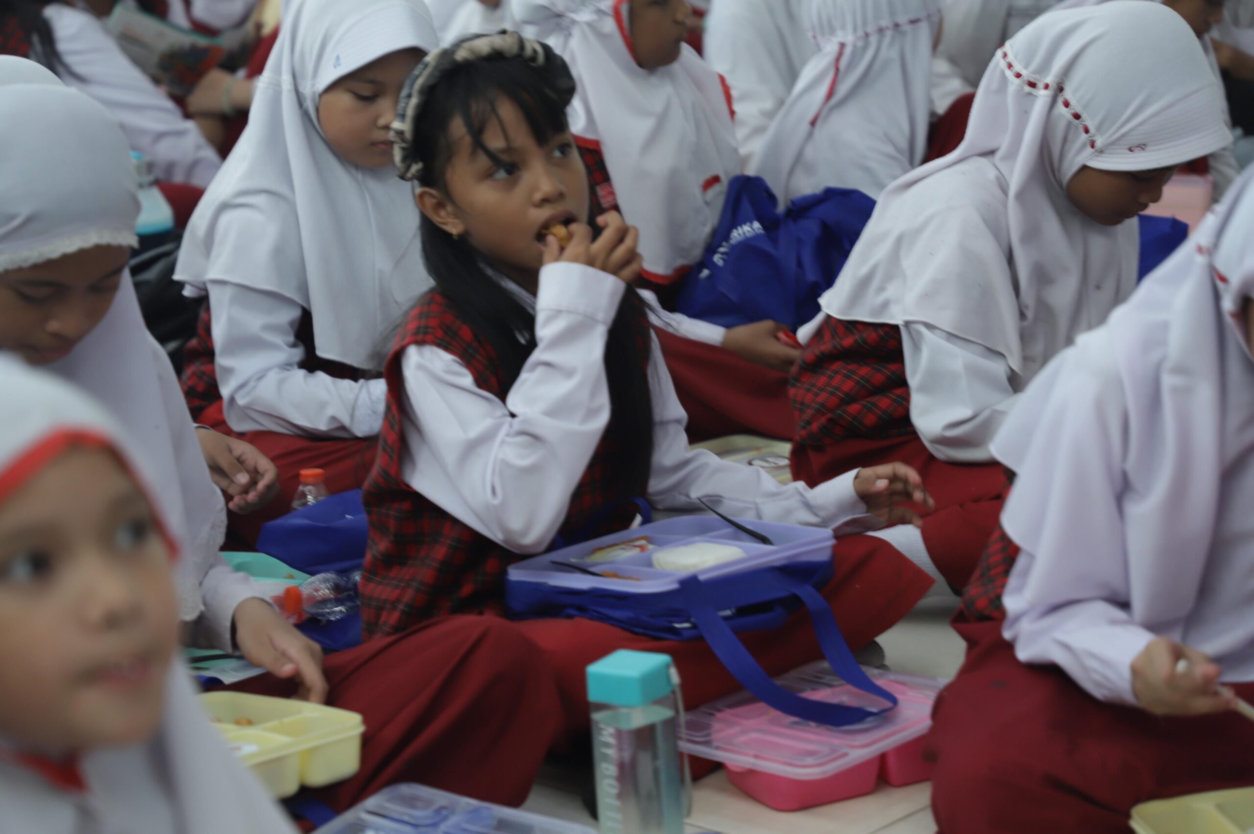 SEMANGAT para peserta peringatan Harkannas ke 11 di SD 002 Samarinda yang diselenggarakan DKP Provinsi Kaltim, Kamis (21/11/2024). (pemprovkaltim.go.id)