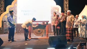 PEMUKULAN Gong tanda dimulainya Festival Habsyi Qasidah dan Gebyar Seni Islami di Townhall Kutai Timur pada Jumat (01/11/2024). (ISTIMEWA)