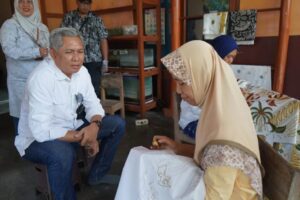 Ket foto: Sekretaris Kabupaten Kutai Timur, Rizali Hadi saat melihat proses pembuatan batik tulis di SM-art Batik. (Ist)