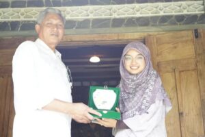 Ket foto: Seskab Kutai Timur Rizali Hadi memberikan plakat kepada CEO KWT “Nira Lestari,” Ella Rizky Farihatul Maftuhah. (Ist)