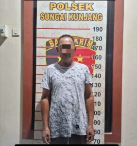 SALAH satu dari dua pelaku penjudi yang diringkus tim Polsek Sungai Kunjang, beberapa waktu lalu. (Dokumentasi Polresta Samarinda)