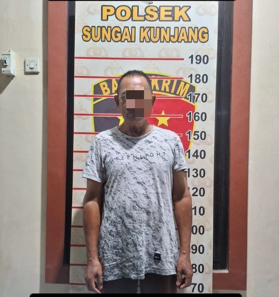 SALAH satu dari dua pelaku penjudi yang diringkus tim Polsek Sungai Kunjang, beberapa waktu lalu. (Dokumentasi Polresta Samarinda)