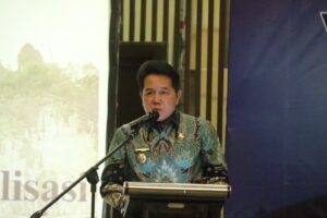 BUPATI Mahulu Dr. Bonifasius Belawan Geh, S.H., M.E. menyampaikan sambutan dalam workshop pendampingan penginputan komitmen dan realisasi penggunaan produk dalam negeri ke dalam SIPD tahun 2024, di Balikpapan, Jumat (1/11/2024).