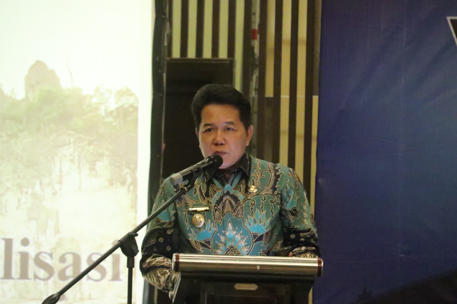 BUPATI Mahulu Dr. Bonifasius Belawan Geh, S.H., M.E. menyampaikan sambutan dalam workshop pendampingan penginputan komitmen dan realisasi penggunaan produk dalam negeri ke dalam SIPD tahun 2024, di Balikpapan, Jumat (1/11/2024).