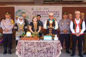 STEPHANUS Madang (kedua dari kanan) di sela perayaan peringatan HKN ke 60 di Ujoh Bilang, Selasa (12/11/2024).