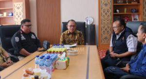 Stephanus Madang (tengah) berdiskusi dengan perwakilan Kemenhub memeriksa persiapan pembangunan Bandara Udara Ujoh Bilang, Kamis (14/11/2024).