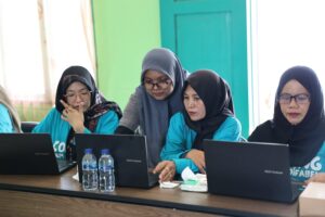 BEBERAPA Peserta kegiatan pelatihan literasi digital dan teknologi ramah lingkungan bersemangat mengikuti arahan yang diberikan instruktur.