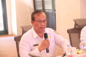 Drg. Agustinus Teguh menekankan kesiapan distribusi logistik dalam rapat Tim DESK menjelang persiapan pilkada Mahulu, Rabu (20/11/2024).