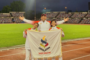 DUA Atlet asal Kaltim Stevania dan Dilfa Rizky Fakhira bersama sang pelatih, Ardiansyah Apandy di sela kegiatan kejuaraan atletik internasional U-16 di Stadion Likas Kota Kinabalu, Sabah, Malaysia akhir November 2024.