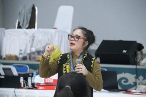 WENEFRIDA Kayang memberikan semangat kepada calon peserta tes CPNS di LPP RRI Samarinda.