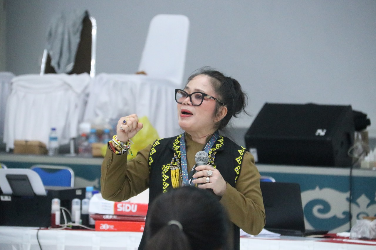 WENEFRIDA Kayang memberikan semangat kepada calon peserta tes CPNS di LPP RRI Samarinda.