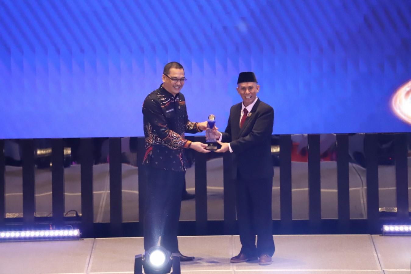 MUHAMMAD Faisal (mengenakan batik) menerima plakat pengharagaan dalam Anugerah Keterbukaan Informasi Publik 2024 di Jakarta.