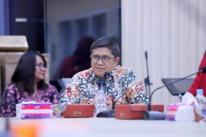 FITRIANSYAH ketika menyampaikan mengenai tantangan dalam dunia riset di Kaltim dalam sesi diskusi di kantor Diskominfo Kaltim, Jumat (20/12/2024).