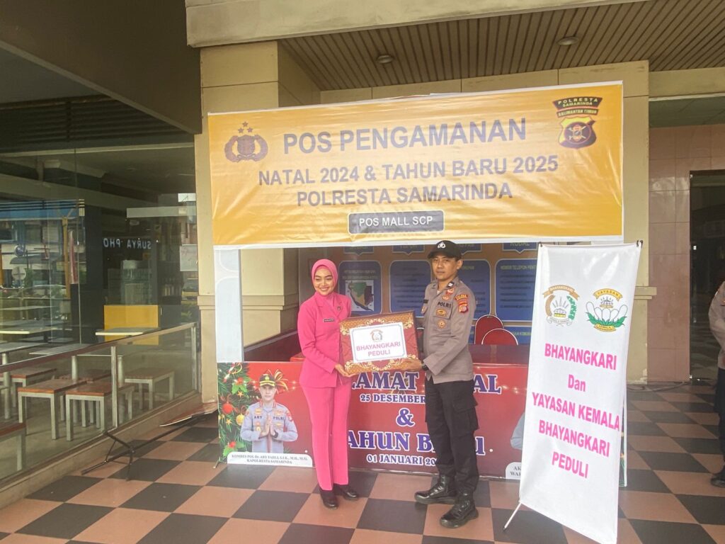 KETUA Bhayangkari Polresta Samarinda Ny Rani Ary Fadli menyerahkan bantuan dalam tinjauan pos Pengamanan Operasi Lilin Nataru 2024, di SCP Senin (23/12).