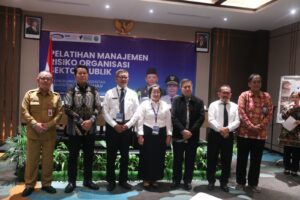 BUPATI Mahulu Bonifasius Belawan Geh (kedua dari kiri) berfoto di sela Pelatihan Manajemen Risiko Organisasi Sektor Publik, di Hotel Fugo Samarinda, Senin (4/11/2024).