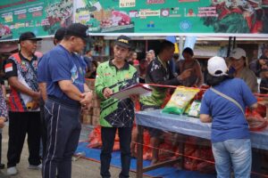 BUPATI Mahulu Bonifasius Belawan Geh menantau beberapa gerai UMKM dalam rangkaian HUT Ke-11 Kabupaten Mahulu, Minggu (1/12/2024).