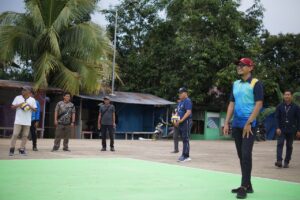 BUPATI Mahulu Bonifasius Belawan Geh bersiap melakukan servis bola voli dalam rangkaian gelaran HUT ke-11 Kabupaten Mahulu, Minggu (1/12/2024).