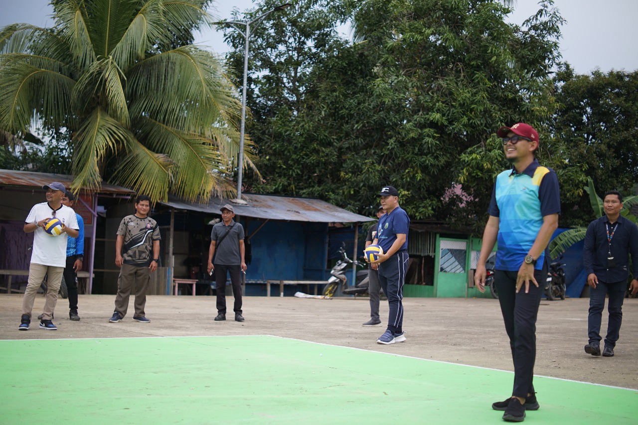 BUPATI Mahulu Bonifasius Belawan Geh bersiap melakukan servis bola voli dalam rangkaian gelaran HUT ke-11 Kabupaten Mahulu, Minggu (1/12/2024).