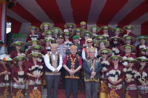 SEKDA Mahulu Stephanus Madang (tengah) bersama para peserta Cross Border Festival 2024.