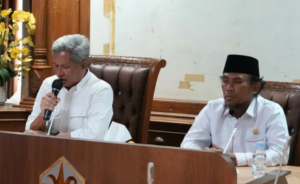 SESKAB Kutim Rizali Hadi bersama Ketua DPRD Kutim Jimmi ketika mengikuti kegiatan evaluasi hasil pelaksanaan Pilkada bersama Pj Gubernur Kaltim secata virtual, Rabu (27/11/2024). (PRO KUTIM)