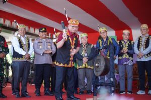 SEKDA Mahulu Stephanus Madang memukul gong tanda dimulainya membuka Cross Border Festival 2024 di Alun-Alun Ujoh Bilang, Jumat (6/12/2024).