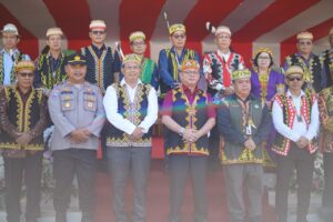 SEKDA Mahulu Stephanus Madang bersama Forkopimda dan tokoh masyarakat di tengah gelaran Cross Border Festival 2024.